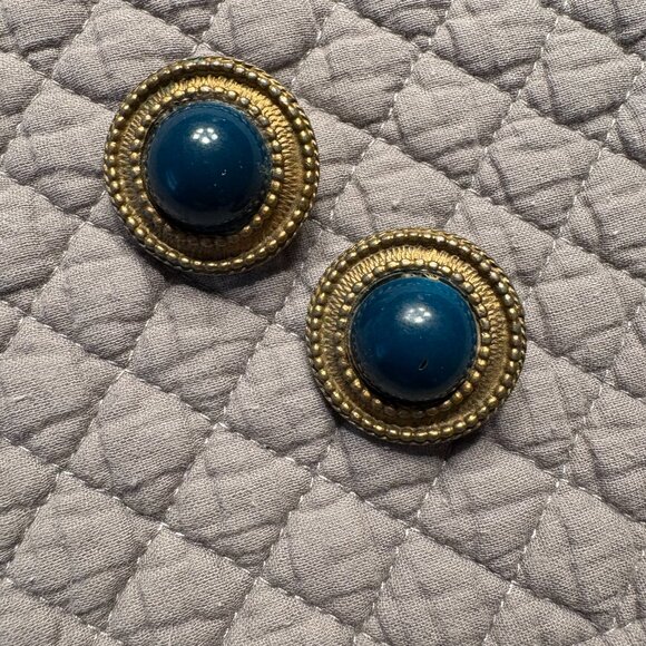 Vintage Clip on Earrings Round Gold Tone with Blue Stone - Picture 3 of 7